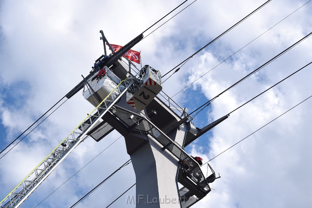 Koelner Seilbahn Gondel blieb haengen Koeln Linksrheinisch P428.JPG